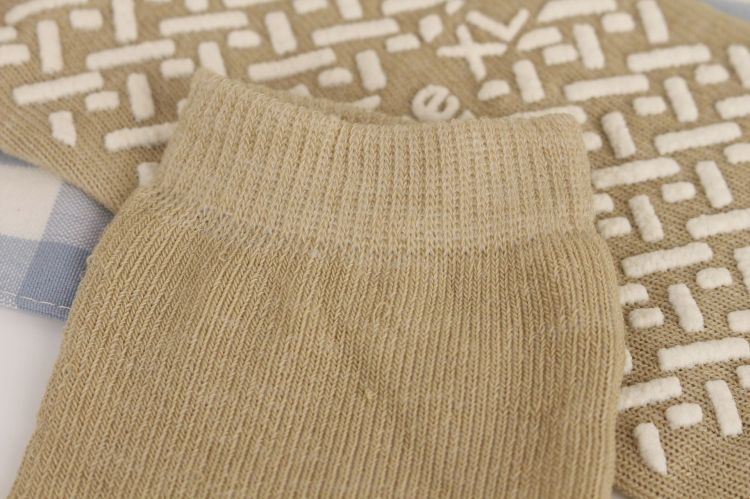 Dispensing non-slip diabetic socks welt
