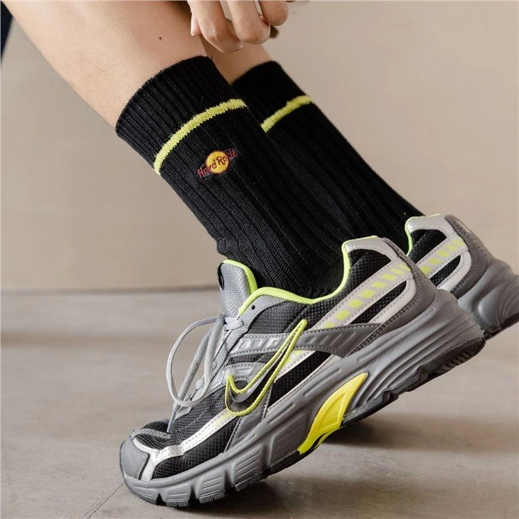 Embroidered Logo men fashion socks manufacturers(5)
