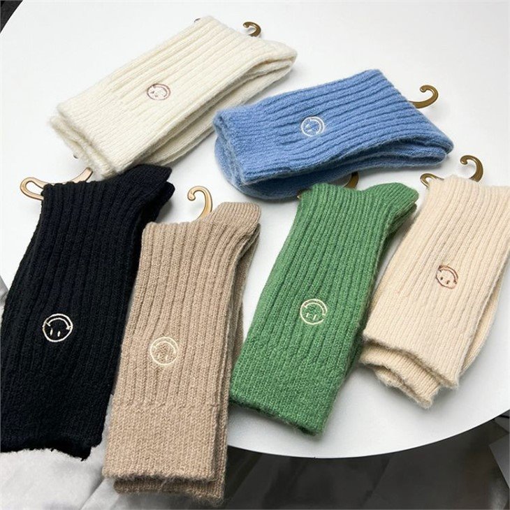 bulk Embroidered Logo men wool socks (2)