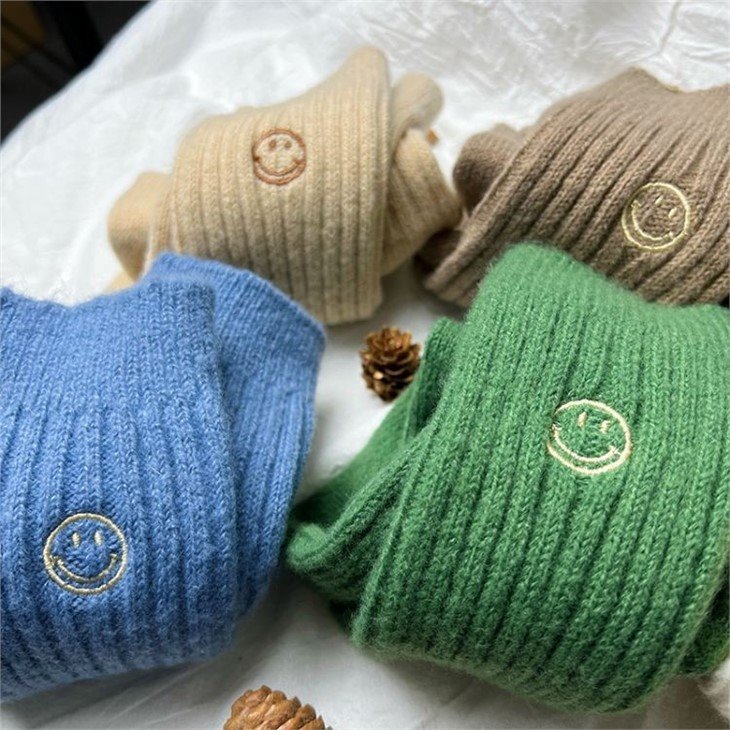 Embroidered Logo men wool socks in stock(3)
