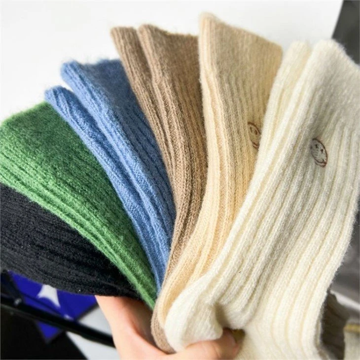 Embroidered Logo men wool socks suppliers(4)