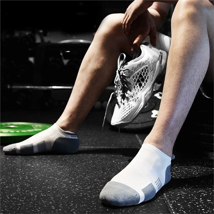 Moisture Control Colorful Sports Runnning Socks wholesale
